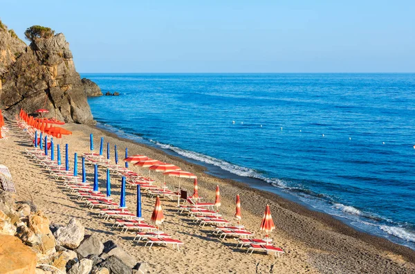 Tyrhénské moře na pláži, Campania, Itálie — Stock fotografie