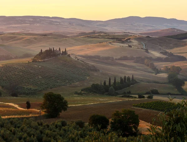 Toscana nascer do sol campo, Itália — Fotografia de Stock