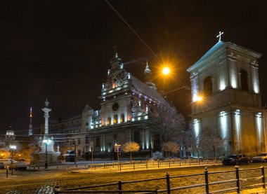 Gece kış Bernardine Kilisesi ve Manastırı, Lviv city, Ukrayna