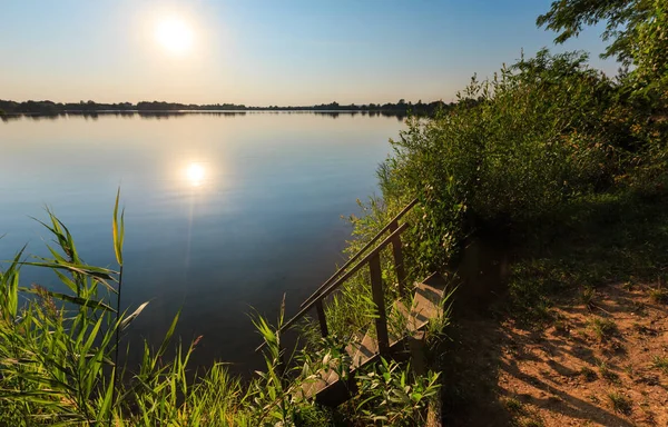 夏の日没湖に木製の階段 — ストック写真