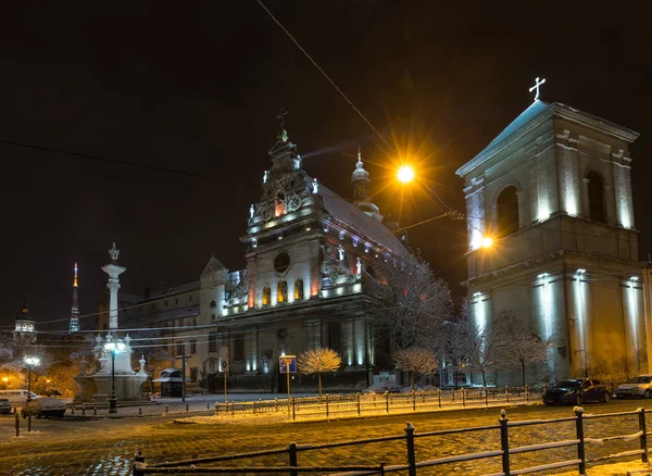 Ночная зима Бернардинская церковь и монастырь, Львов, Украина — стоковое фото