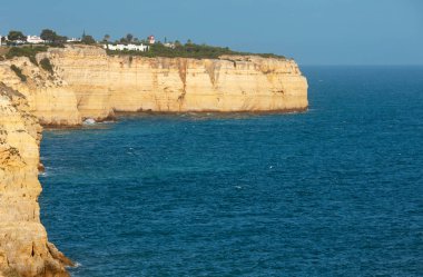 Akşam Atlantik kayalık sahil şeridi, Algarve, Portekiz