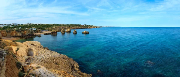 Widok na skaliste wybrzeże Atlantyku (Albufeira, Algarve, Portugalia). — Zdjęcie stockowe