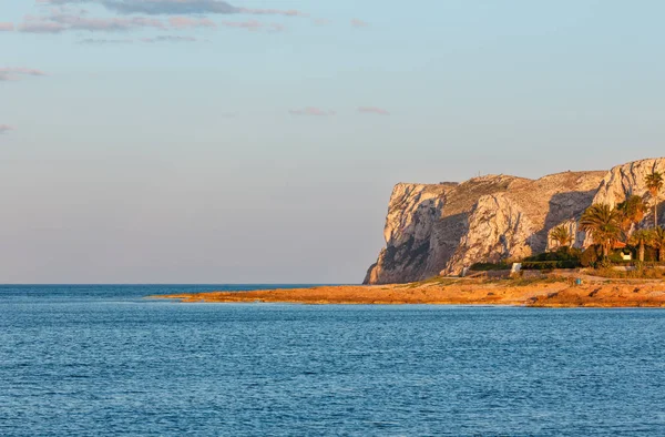 Mer d'été côte rocheuse et vue sur le cap, Espagne — Photo