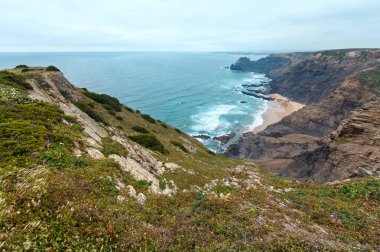 Yaz Atlantik kayalık Sahil (Algarve, Portekiz).