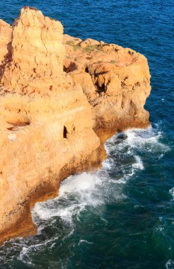 Akşam Atlantik kayalık sahil şeridi, Algarve, Portekiz