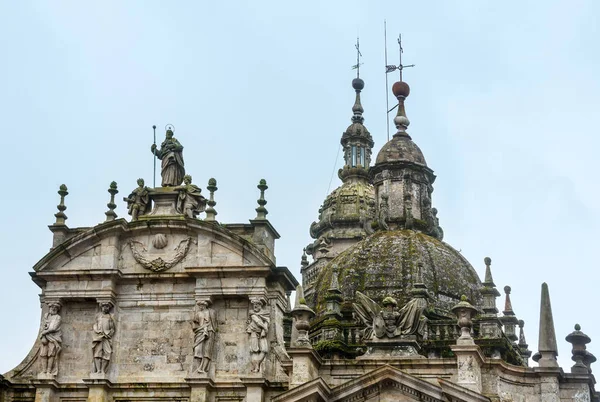 Gamla kyrkliga kupoler i Santiago de Compostela, Spanien. — Stockfoto