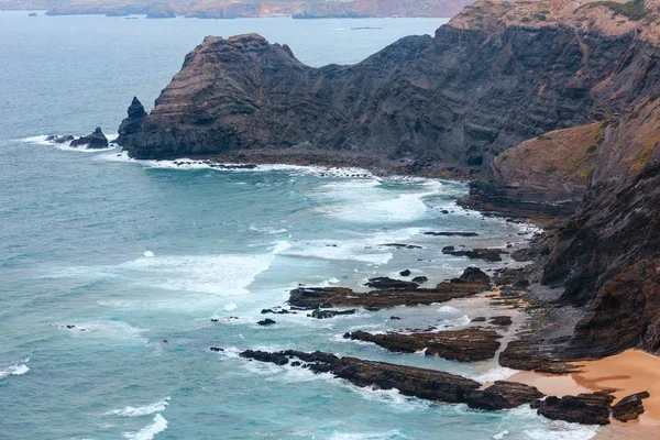 夏季大西洋岩石海岸 （阿尔加维，葡萄牙). — 图库照片