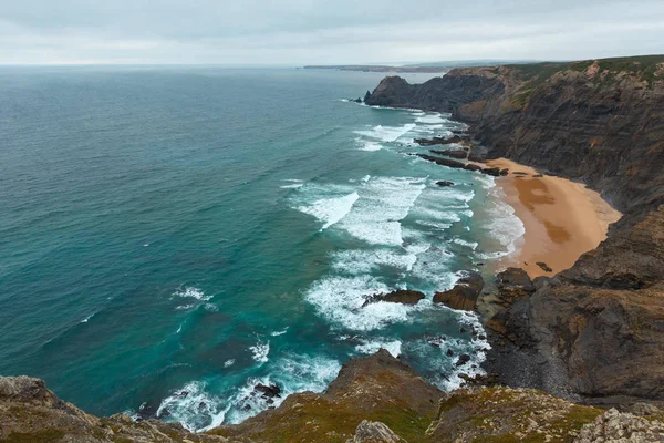 Yaz Atlantik kayalık Sahil (Algarve, Portekiz).