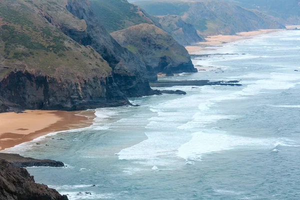 Costa rochosa do Atlântico de Verão (Algarve, Portugal ). — Fotografia de Stock