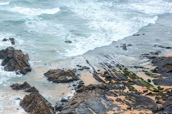 Letní skalnatého pobřeží Atlantiku (Algarve, Portugalsko). — Stock fotografie