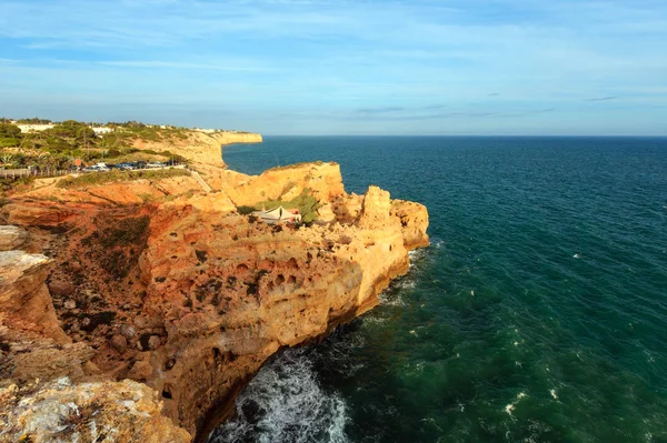 Večer skalnatého pobřeží Atlantiku, Algarve, Portugalsko — Stock fotografie