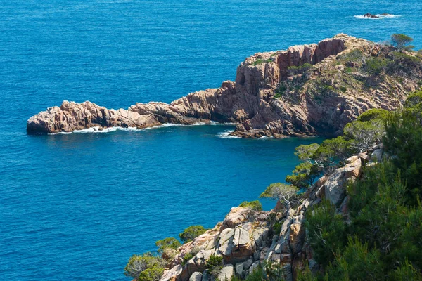 Sommaren klippiga kusten havsutsikt (Spanien). — Stockfoto