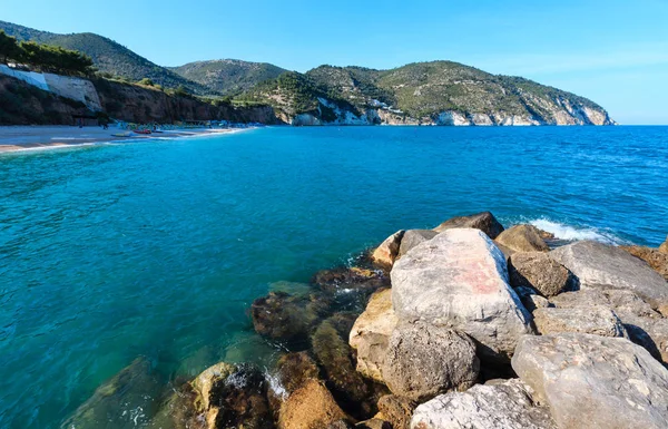 Spiaggia estiva sul mare Contrada Mattinatella, penisola del Gargano a Pug — Foto Stock