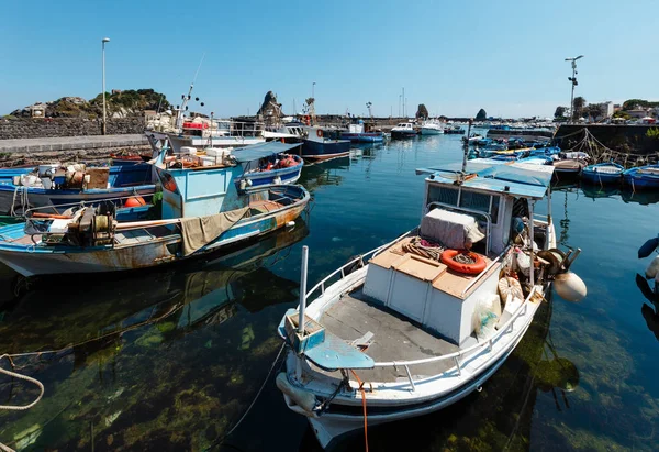 Aci Trezza Marina dei Ciclopi bateaux port, Sicile — Photo