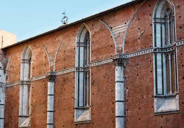 Siena straßenszene, toskana, italien — Stockfoto