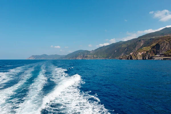 Rocky Ligurian Sea coast in Cinque Terre National Park, Italy — Stock Photo, Image