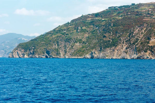 Wybrzeże Morza Liguryjskiego skalistych w Parku Narodowym Cinque Terre, Włochy — Zdjęcie stockowe