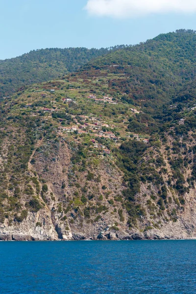 Costa rocosa del mar de Liguria en el Parque Nacional Cinque Terre, Italia — Foto de Stock