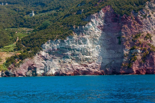 Costa rocosa del mar de Liguria en el Parque Nacional Cinque Terre, Italia — Foto de Stock