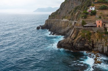 Manarola sınırı, Cinque Terre, İtalya akşam sörf