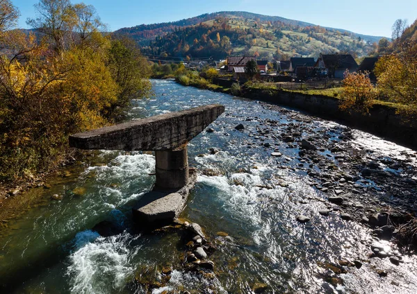 Осінь Карпатської гірської річки (Україна). — стокове фото