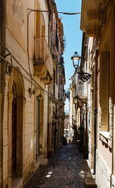 De mening van de straat van de Ortigia, Syracuse, Sicilië, Italië. — Stockfoto