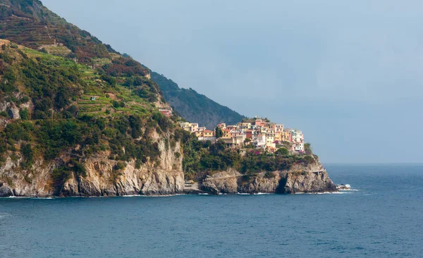 Estate Manarola vista da Corniglia, Cinque Terre, Italia — Foto Stock