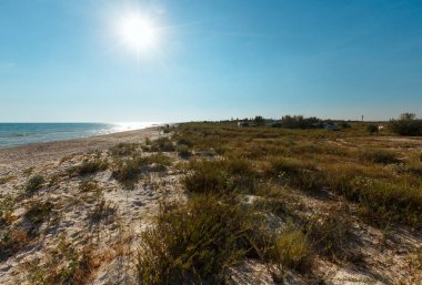 Göl ve deniz arasında kumlu Prairie kamp