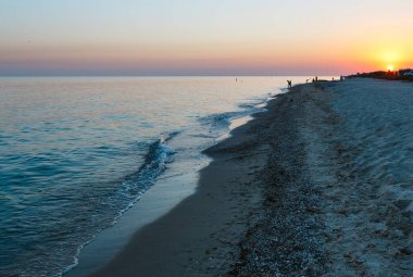 Azak Denizi kumlu kıyıda (Kherson bölge, İngiltere'de kamp yukarıda günbatımı
