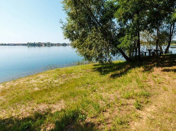 Piazzola galleggiante sul lago estivo spiaggia tranquilla — Foto Stock