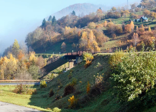 Autunno Montagne carpatiche e ponte ferroviario, Ucraina — Foto Stock