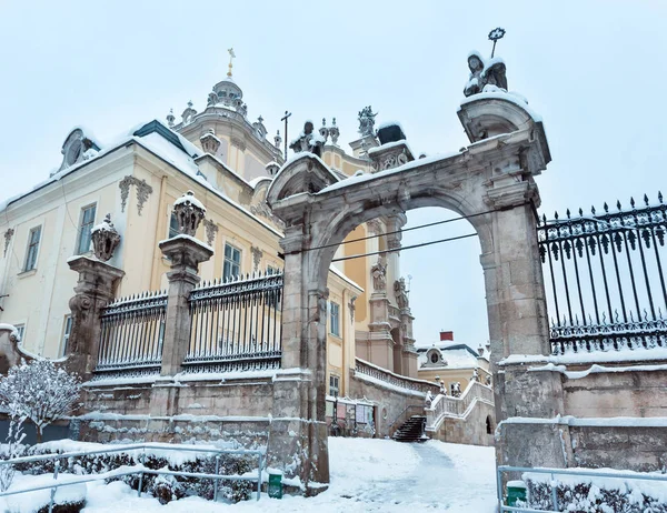 Wcześnie rano zima St. George Cathedral w Lwów, Ukraina — Zdjęcie stockowe