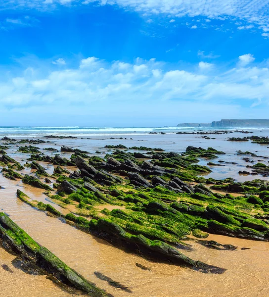 Formações rochosas na praia de areia (Portugal ). — Fotografia de Stock