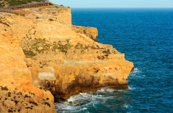 Эволюция атлантического скального побережья, Алгарве, Португалия — стоковое фото