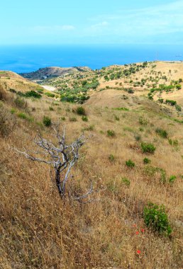 Deniz ve Sicilya Adası Motta San Gi tepelerde dağ uzakta