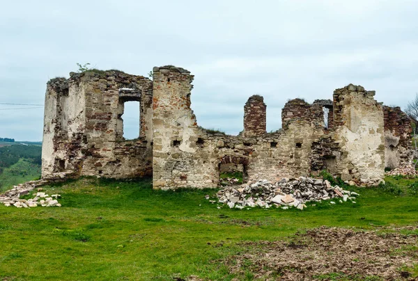 Pidzamochok slott våren ruiner, Ternopil Region, Ukraina. — Stockfoto