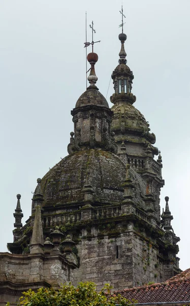 Starých kostelních kupolí v Santiago de Compostela, Španělsko. — Stock fotografie