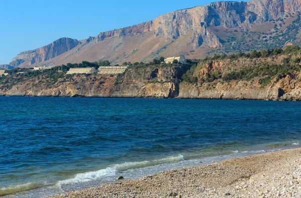 Kieselstrand und tyrrhenische Küste, Sizilien. — Stockfoto