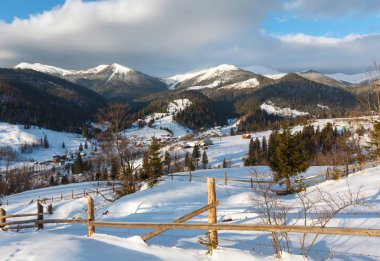 Kış sabah dağ köyü ilçe sınırı ve alp ridge