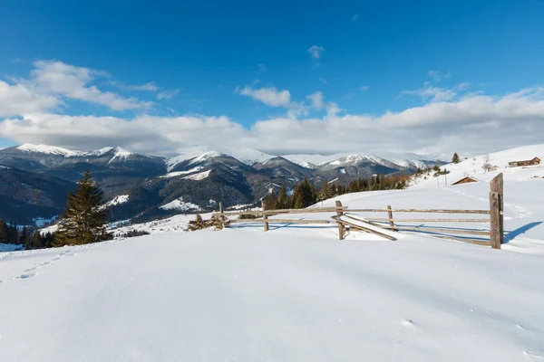 冬の朝山の田園風景. — ストック写真