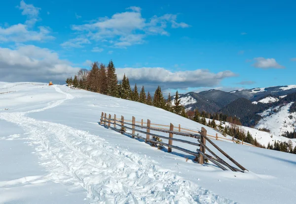 Invierno mañana montaña rural nieve cubierto camino —  Fotos de Stock