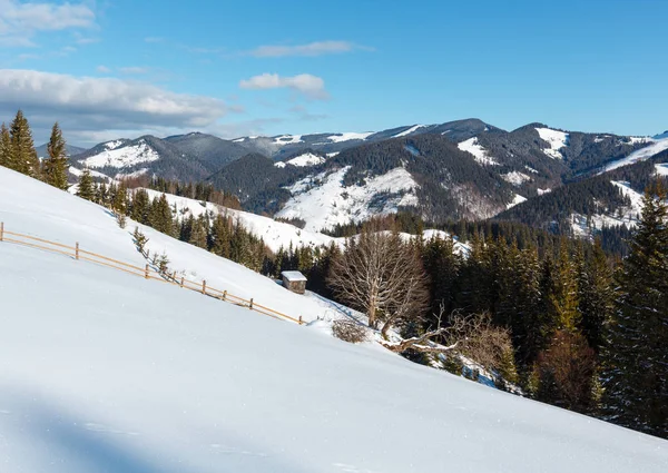 Inverno montagna rurale neve coperta collina pendio — Foto Stock