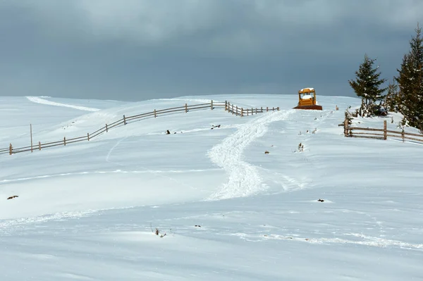 Kış sabah dağ kırsal kar kaplı yolu — Stok fotoğraf