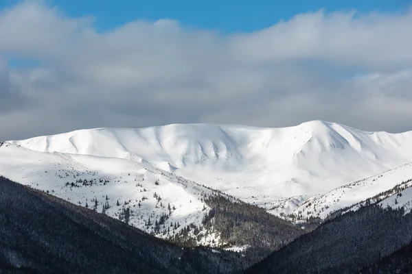 Πρωί χειμερινό βουνό κορυφογραμμή — Φωτογραφία Αρχείου