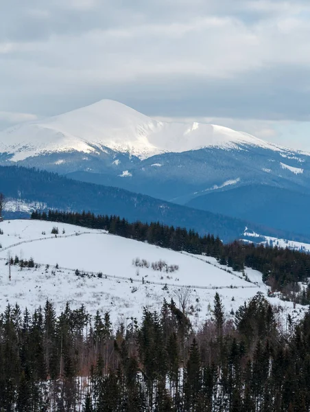 Вечірній зимовий хмарний гірський хребет — стокове фото