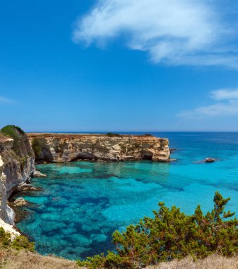 Faraglioni Torre Sant Andrea, İtalya.