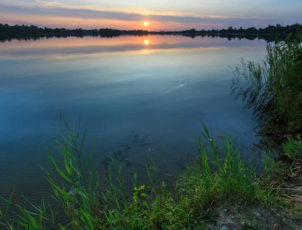 Yaz gün batımı göl sakin görünümü.