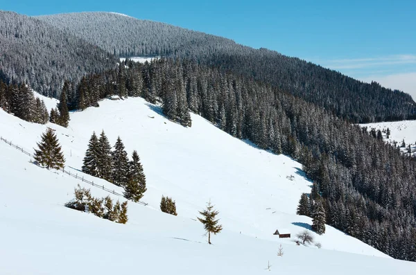 Schneebedeckte Berge im Winter und einsames Bauernhaus — Stockfoto