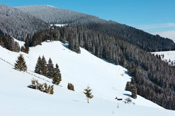 Invierno montañas nevadas, y granja solitaria — Foto de Stock